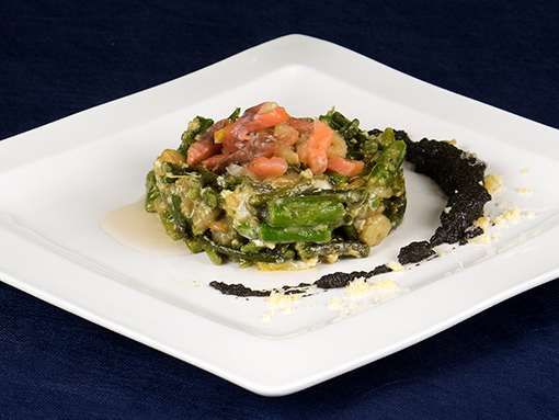 Revuelto de esparragos y ajetes con ensalada de ahumados.
